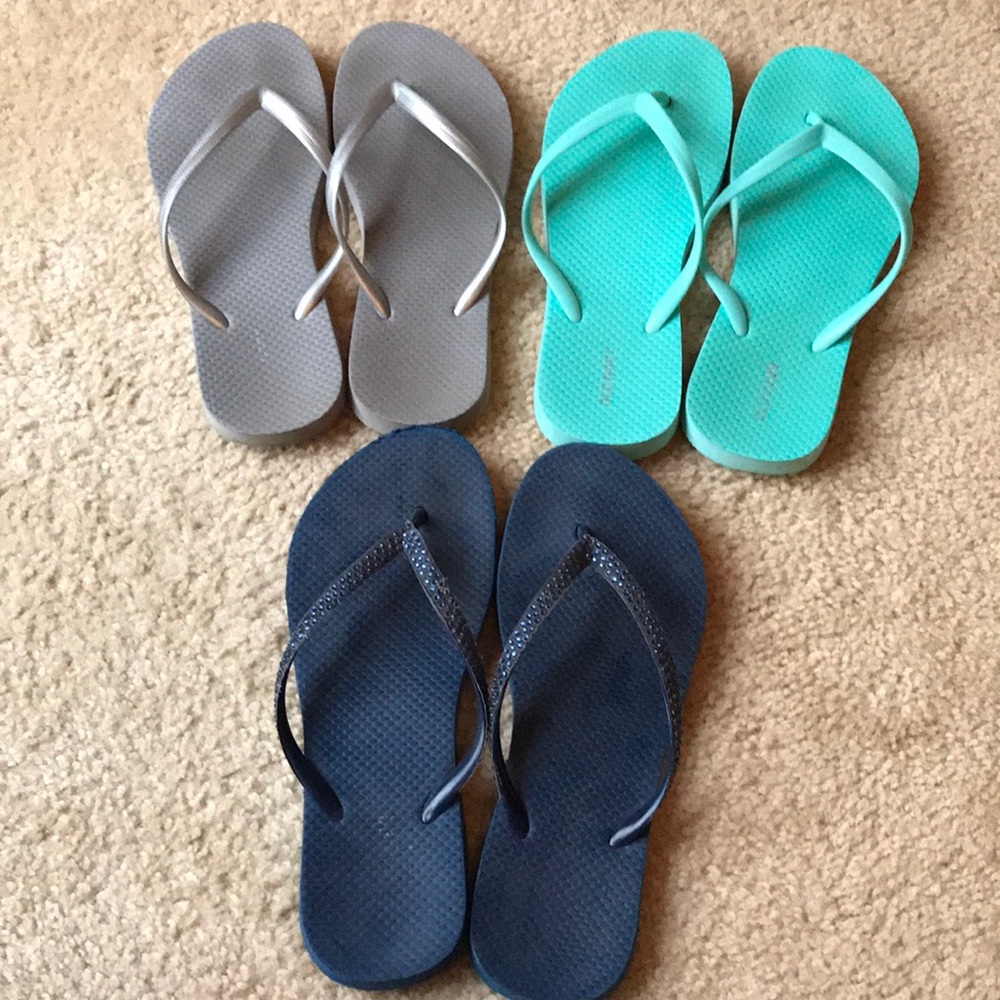 3 pairs of old navy flip flops
